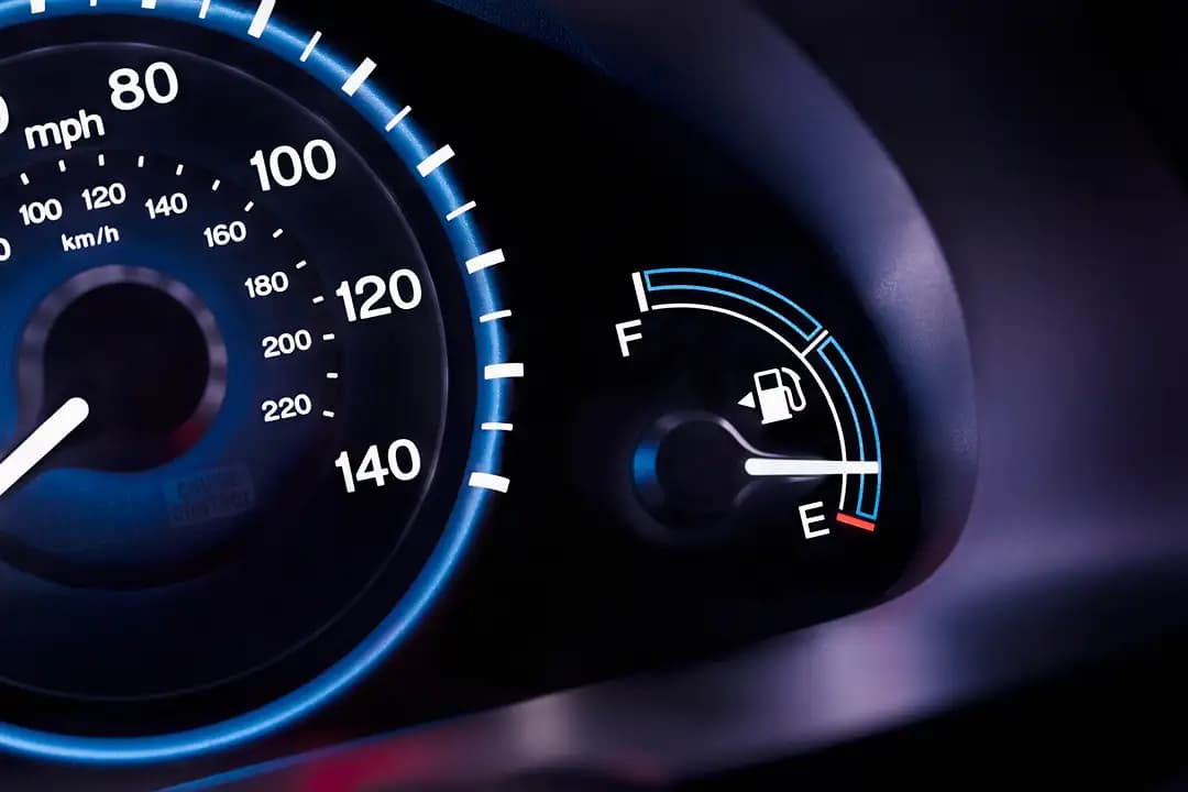 عداد وقود السيارة يشير إلى خزان ممتلئ مع توفير في الاستهلاك