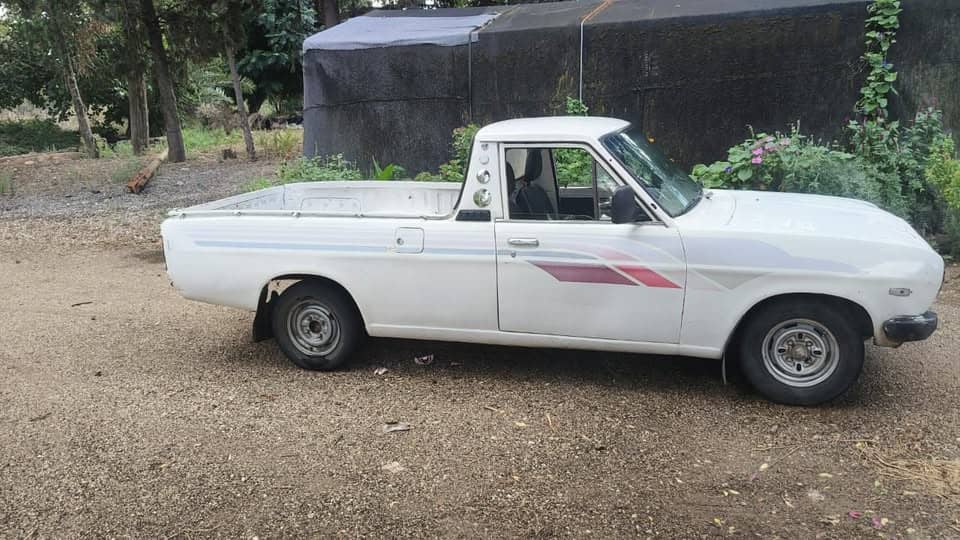 نيسان 1200 1993
