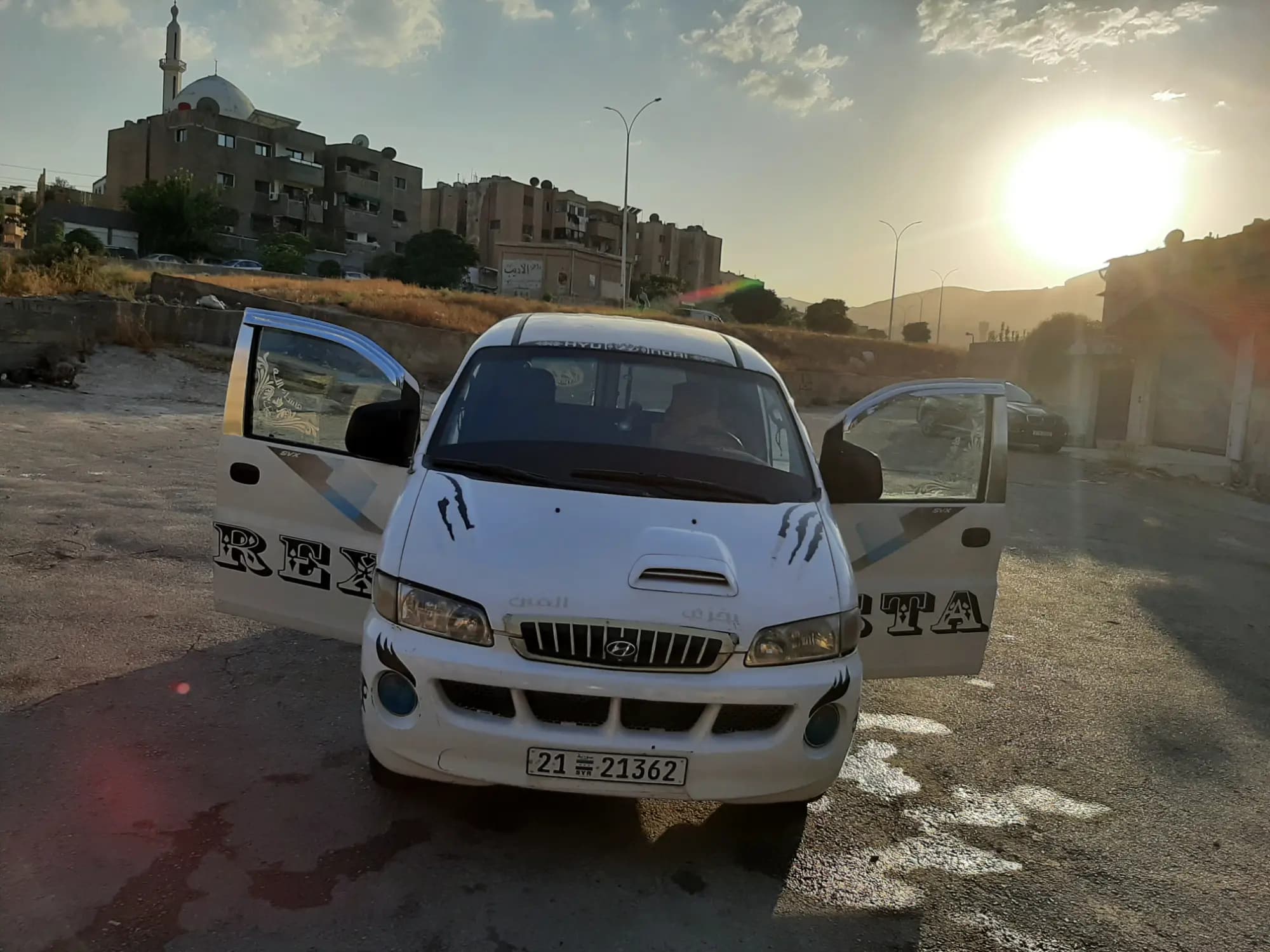 هيونداي H-1 موديل 2004 فان عملية للبيع - صورة 2