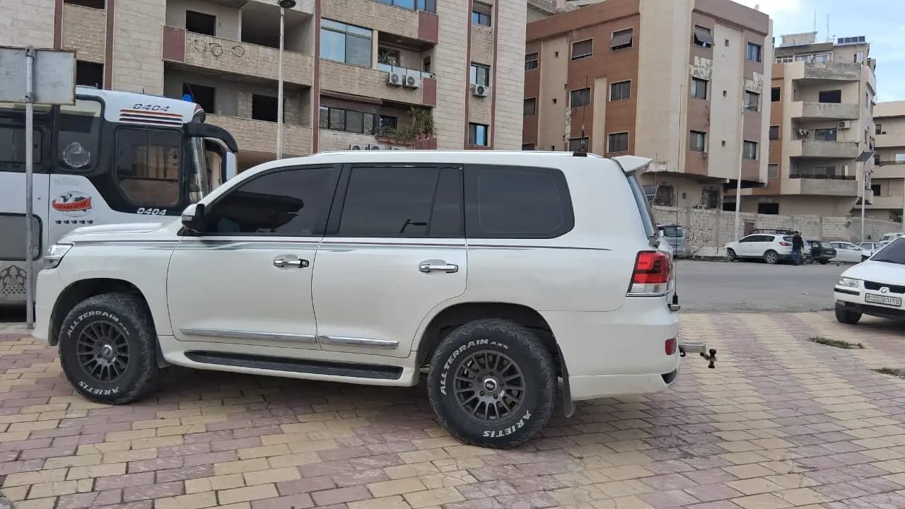 تويوتا لاند كروزر 2011 محدثة 2021 بحالة ممتازة - صورة 3