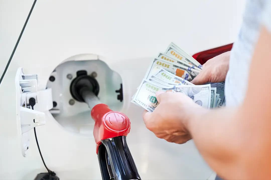 محطة وقود سورية تعرض أسعار البنزين والديزل