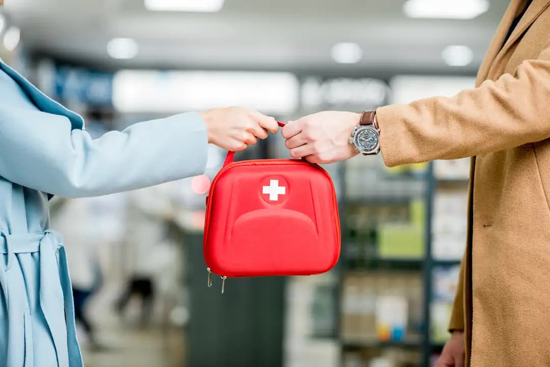 حقيبة إسعافات أولية مفتوحة مع محتوياتها الأساسية