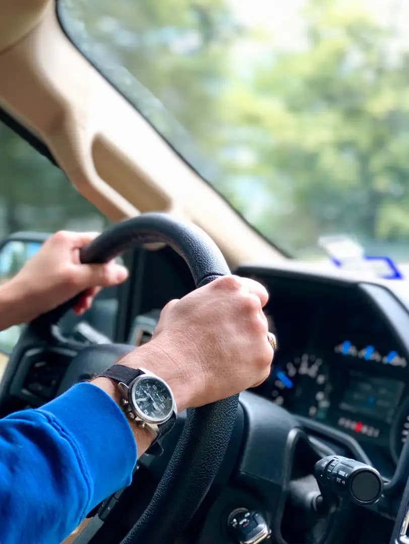 سائق يقود بهدوء على طريق سريع مع الحفاظ على سرعة ثابتة