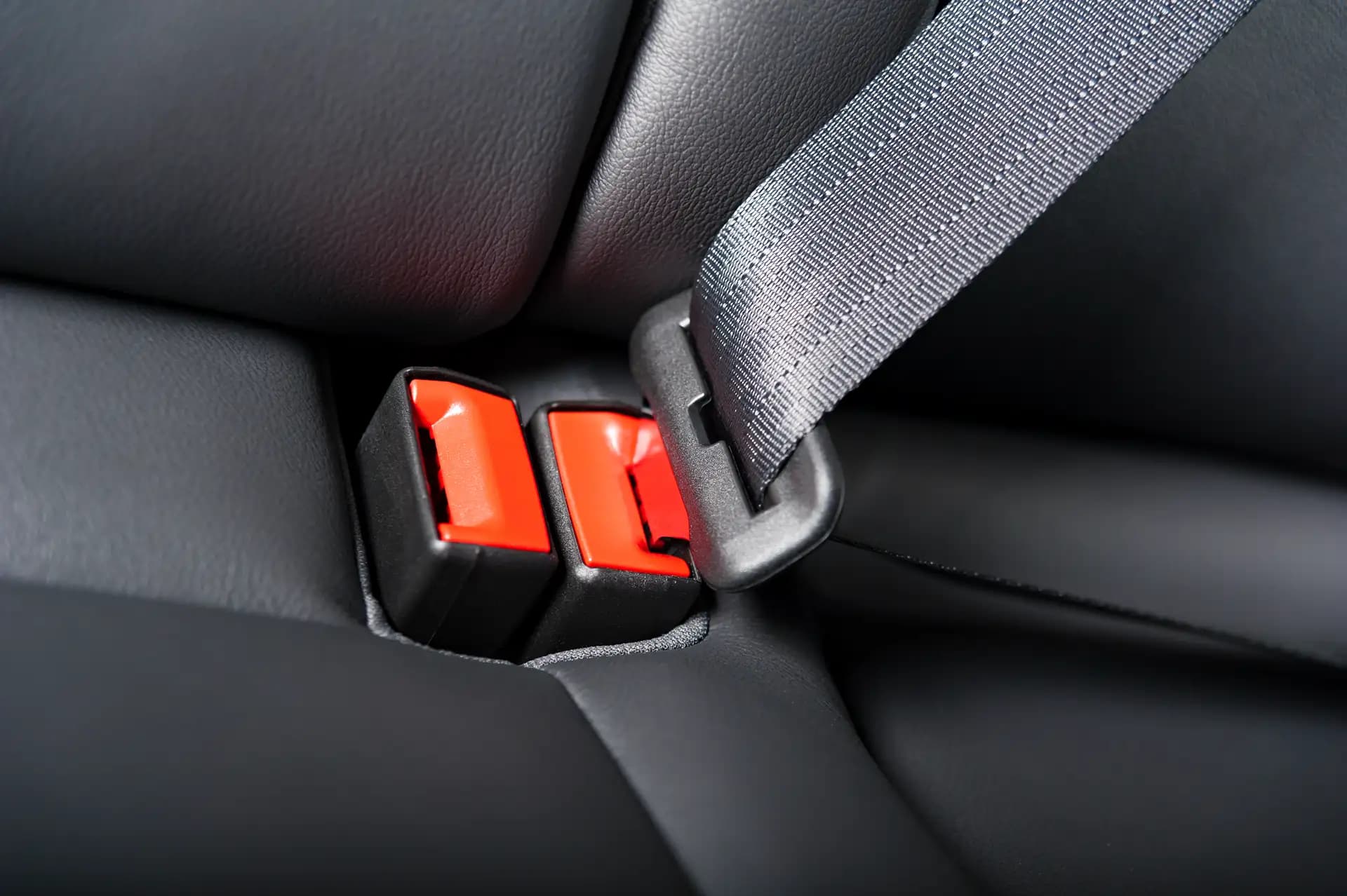 أيقونات تمثل أنظمة الأمان الحديثة في السيارات: ABS, ESP, Airbags, Parking Sensors