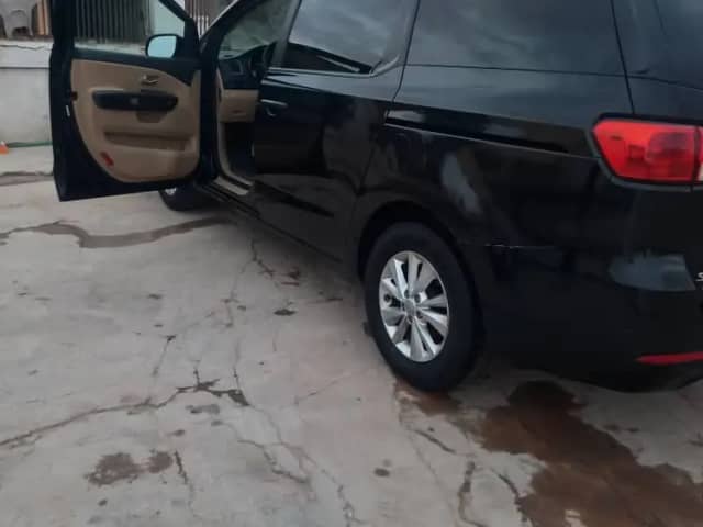 كيا سيدونا 2015 عائلية بحالة ممتازة