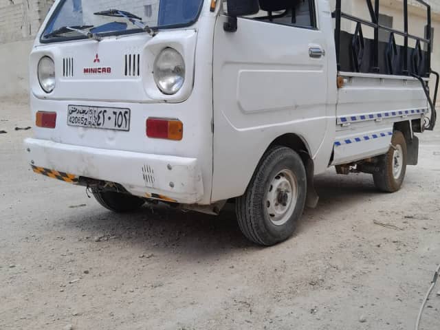 ميتسوبيشي بيكاب 1976