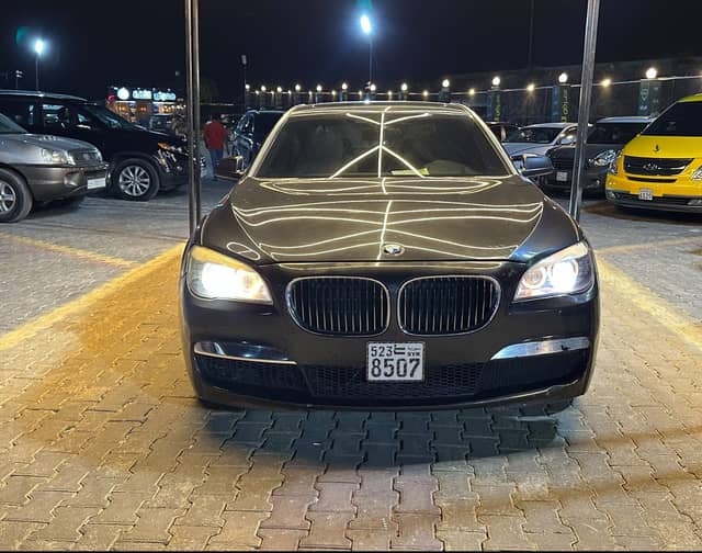 بي إم دبليو 750Li موديل 2010 بحالة ممتازة وفخامة عالية